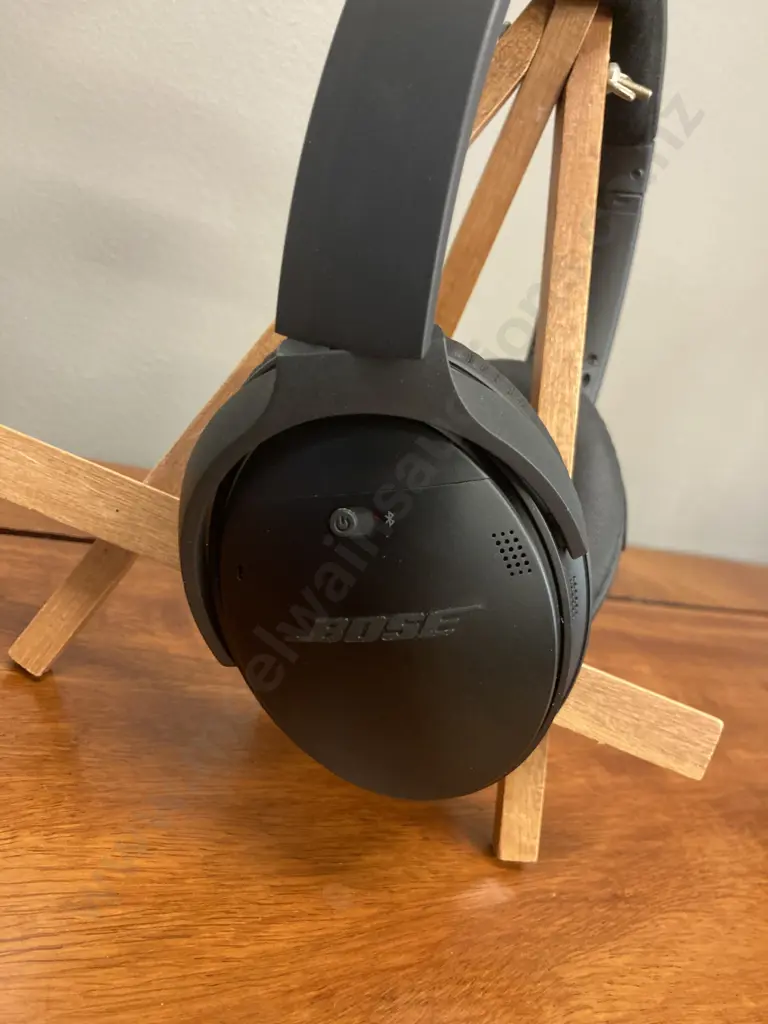 Bose QuietComfort Headphones - Black With Carry Case Image 1++